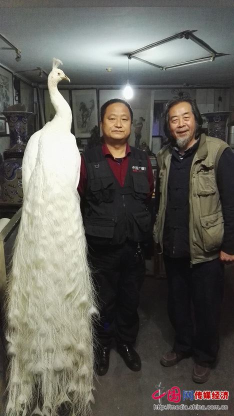 图为记者杨旭和收藏家孙宏 图为记者杨旭和收藏家孙宏