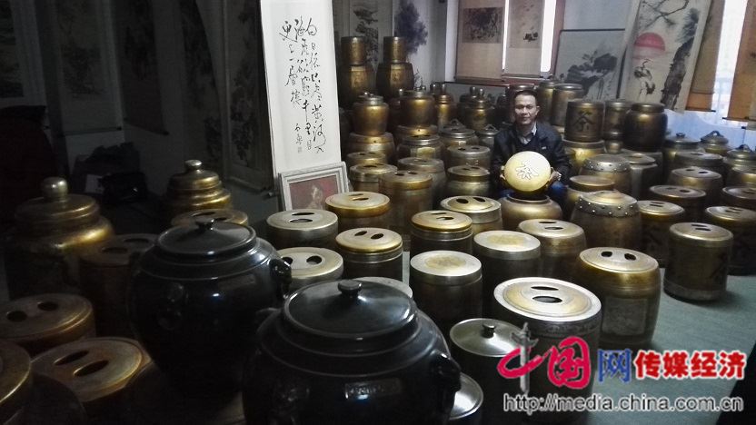 图为粘清波助理和茶品 图为粘清波助理和茶品